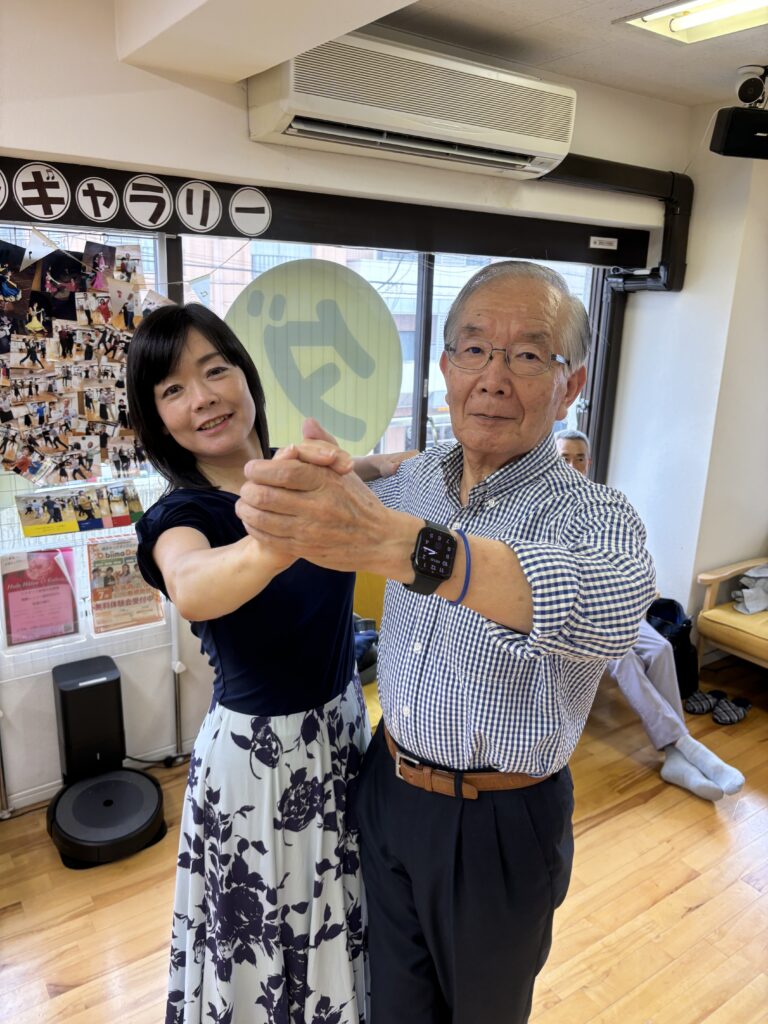 社交ダンスを踊るカップル、腰痛予防に適した姿勢