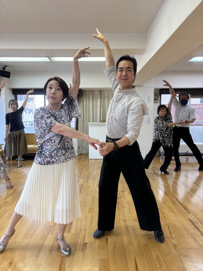 シニア向けダンス教室で楽しむ参加者たち