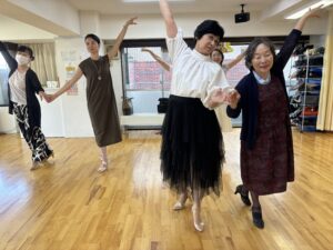 東京・社交ダンス教室の入門クラスの風景