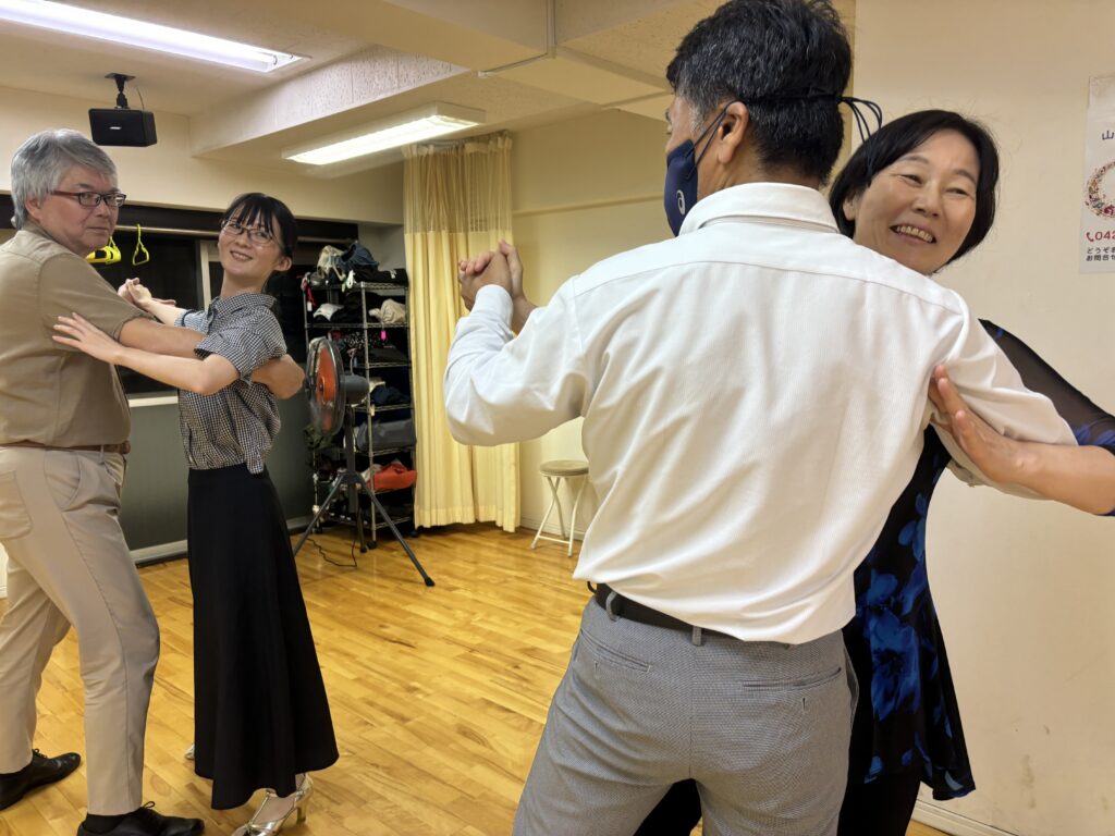 仕事帰りに趣味の社交ダンスを楽しむメンバー