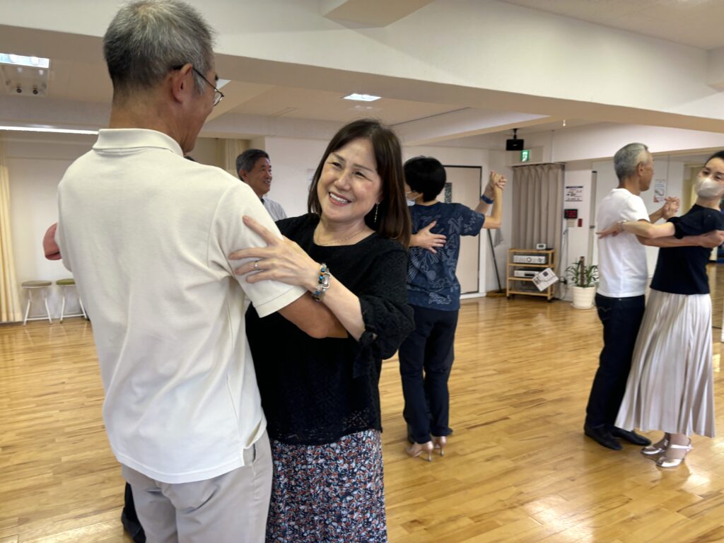 社交ダンスで楽しい時間を過ごす男女